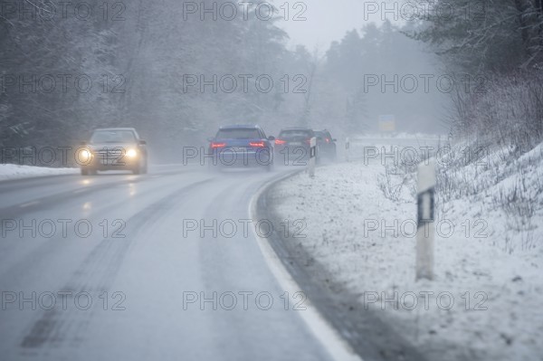 Car traffic during snow flurries on B2, Heroldsberg, Middle Franconia, Bavaria, Germany