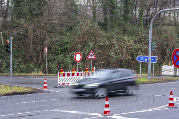 Closure of the A52 motorway, between AK Breitscheid and AS Kettwig, here the driveway in Ratingen-Breitscheid, in the direction of Essen, a transitional structure where the roadway merges with the Ruhr Valley Bridge is damaged and must be renewed, how long the repair will take is still unknown, the consequences are long traffic jams and delays for car drivers, the bridge is used by more than 80, 000 vehicles a day and is to be replaced in the long term It was completed in 1966, it is the longest steel road bridge in Germany