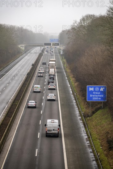 Closure of the A52 motorway, between AK Breitscheid and AS Kettwig, in the direction of Essen, a transitional structure where the roadway merges with the Ruhr Valley Bridge is damaged and must be renewed, how long the repair will take is still unknown, the consequences are long traffic jams and delays for car drivers, the bridge is used daily by more than 80, 000 vehicles and is to be replaced in the long term, it was completed in 1966, it is the longest Steel road bridge in Germany