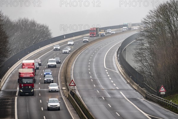 Closure of the A52 motorway, between AK Breitscheid and AS Kettwig, in the direction of Essen, a transitional structure where the roadway merges with the Ruhr Valley Bridge is damaged and must be renewed, how long the repair will take is still unknown, the consequences are long traffic jams and delays for car drivers, the bridge is used daily by more than 80, 000 vehicles and is to be replaced in the long term, it was completed in 1966, it is the longest Steel road bridge in Germany