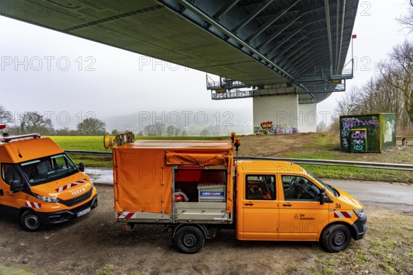 Autobahn GmbH vehicles under the Ruhr Valley Bridge, work in the bridge box, during the closure of the A52 motorway, between AK Breitscheid and AS Kettwig, in the direction of Essen, a transitional structure where the roadway merges with the Ruhr Valley Bridge is damaged and must be renewed, how long the repair will take is still unknown, the consequences are long traffic jams and delays for car drivers, the bridge is damaged and must be renewed by more than 8 0.000 vehicles are used and are to be replaced in the long term, it was completed in 1966, it is the longest Steel road bridge in Germany