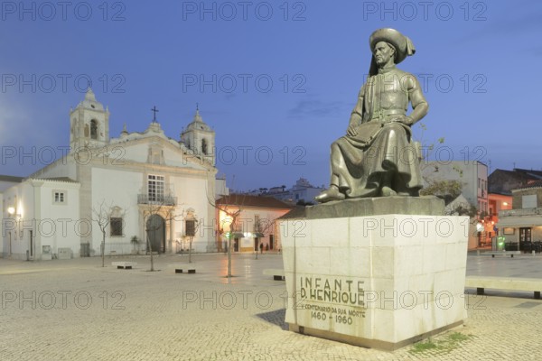 Church of Santa Maria ou da Misericordia and monument to Henry the Navigator at dusk, Praca Infante Dom Henrique, Lagos, Algarve, Portugal