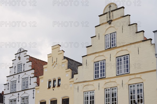 Historic gabled houses on the market square, 'Little Amsterdam of the North' Friedrichstadt, North Frisia, Schleswig-Holstein, Germany