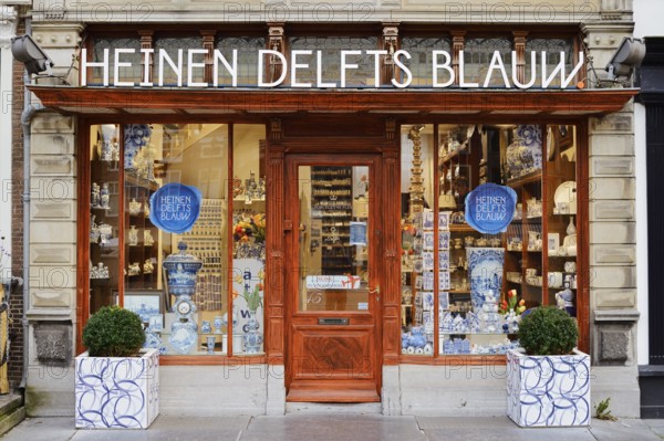 Shop, entrance and window with Delft porcelain, Delft, Delft Blue, Delft, South Holland, Netherlands