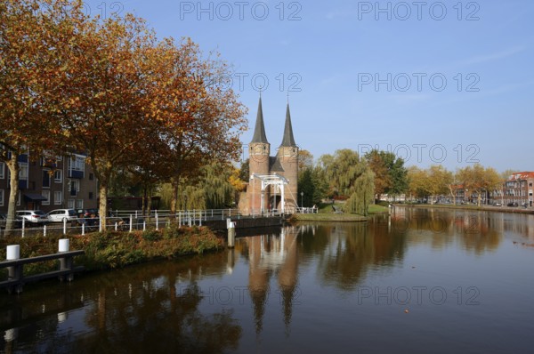 Stadttor Oostpoort an der Delftse Schie in autumn, Delft, South Holland, Netherlands