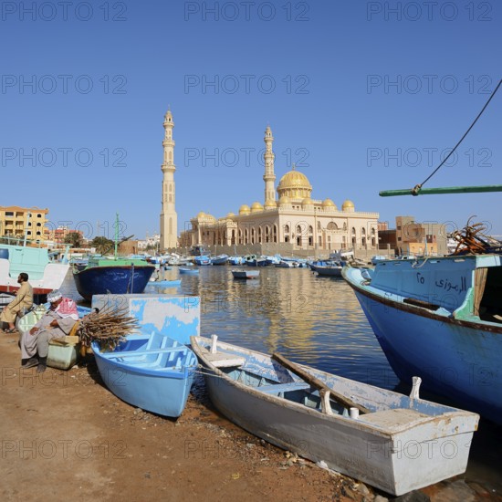 Fishing boats and mosque El Mina Masjid, Hurghada, Red Sea Governorates, Egypt
