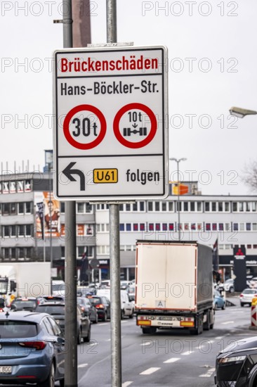 Information on bridge damage to a road bridge over a railway line, weight limit, axle load limitation so as not to increase the damage, Hans-Böckler-Straße in Essen, North Rhine-Westphalia, Germany