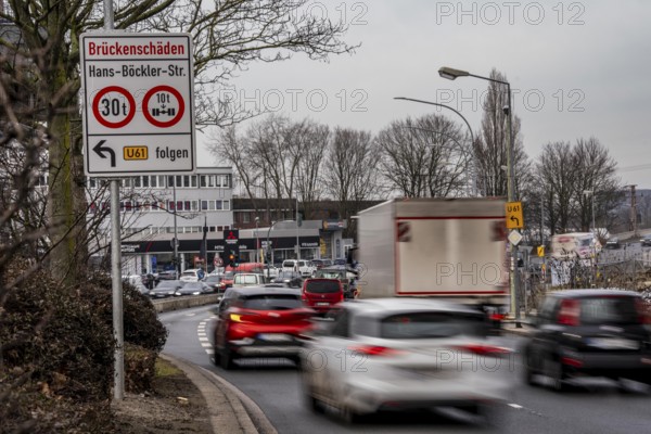 Information on bridge damage to a road bridge over a railway line, weight limit, axle load limitation so as not to increase the damage, Hans-Böckler-Straße in Essen, North Rhine-Westphalia, Germany