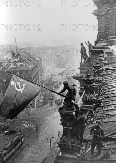 At the Berlin Reichstag, May 2, 1945, three Soviet soldiers fly the flag of the Soviet Union. The three soldiers are the Ukrainian Alexei Leontyevich Kovalyov, the Kumyken Abdulchakim Isakovich Ismailov and the Belorussian Leonid Goritchev. J. Chaldej took 36 pictures, which he later also changed by adding clouds of smoke, retouching the watch and assembling further variants. The picture became an icon and symbol of the victory over National Socialism
