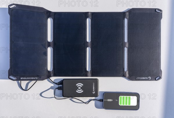 Solar module for charging power banks, mobile phones, small, transportable, emergency preparedness in the event of a power failure, blackout, energy supply from solar energy