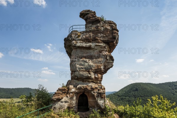 Drachenfels sandstone cliffs and castle ruins, Dahner Felsenland, Palatinate Forest, Rhineland-Palatinate, Germany