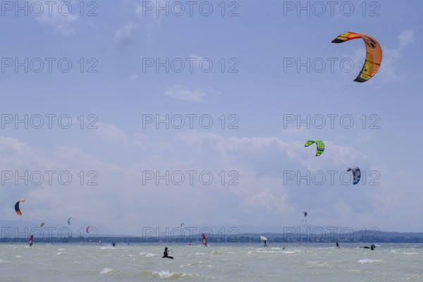 Surfer, Kite Surfer, Wind am Starnberger See, Ostseite, Fünfseenland, Upper Bavaria, Bavaria, Germany