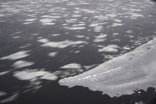 Ice floes on the Elbe, winter, long exposure, Saxony, Dresden, Germany