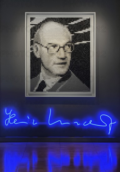 Portrait of Heinz Nixdorf from 3691 used computer keys, pixel art by Peter Schönwandt with the title Heinz A homage to a pioneer of computer history