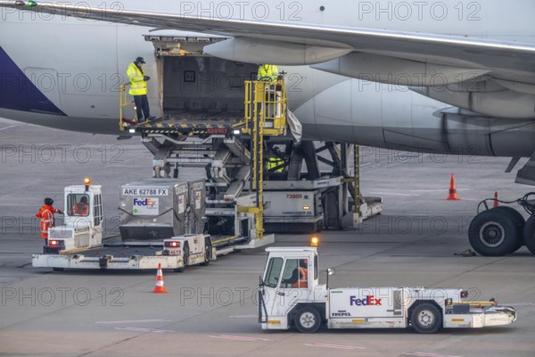FedEx Boeing 777-FS2 cargo plane is unloaded, air freight container, air freight center at Cologne/Bonn airport, North Rhine-Westphalia, Germany