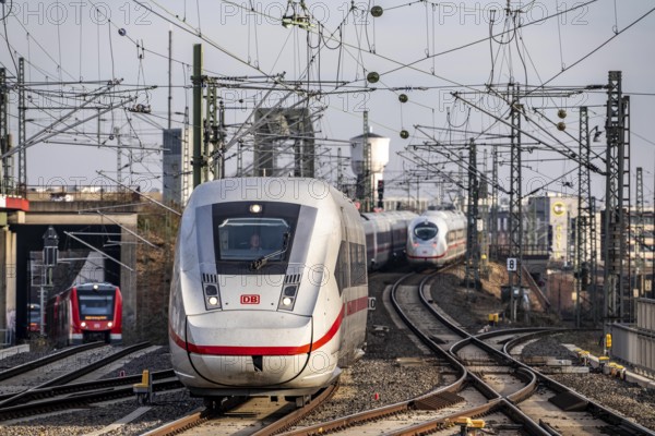 Trains on the line, platform tracks in front of Cologne-Messe/Deutz station, ICE long-distance train, regional trains, North Rhine-Westphalia, Germany