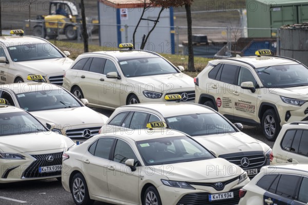 Waiting area, staging area, for taxis, at Cologne/Bonn airport, from here the taxis go to the terminal building when there is enough space and demand again, Pausenplatz, North Rhine-Westphalia, Germany