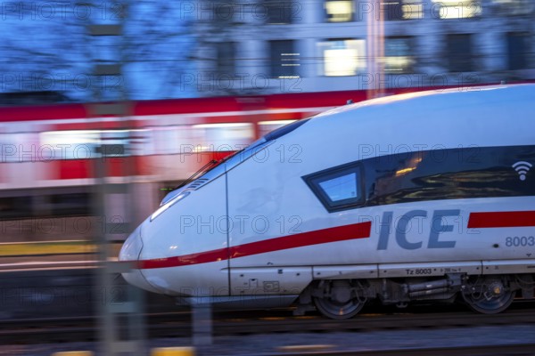 Train on the line, platform tracks in front of Cologne-Messe/Deutz station, ICE long-distance train, North Rhine-Westphalia, Germany