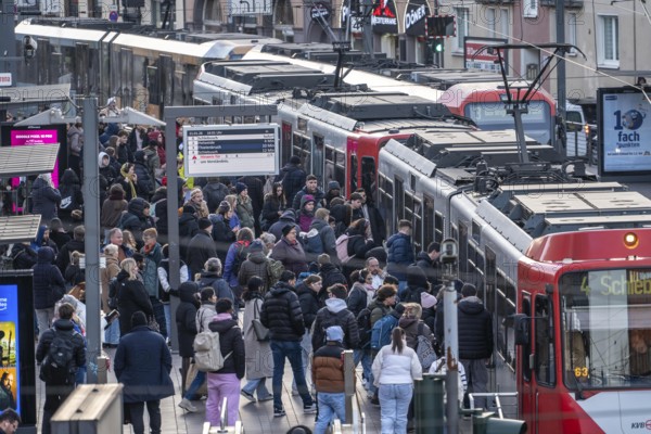 Tram stop Bahnhof Deutz/Lanxess Arena in Cologne-Deutz, rush hour in the afternoon, full platforms, public transport, lines 3 and 4, North Rhine-Westphalia, Germany