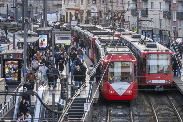 Tram stop Bahnhof Deutz/Lanxess Arena in Cologne-Deutz, rush hour in the afternoon, full platforms, public transport, line 4, North Rhine-Westphalia, Germany