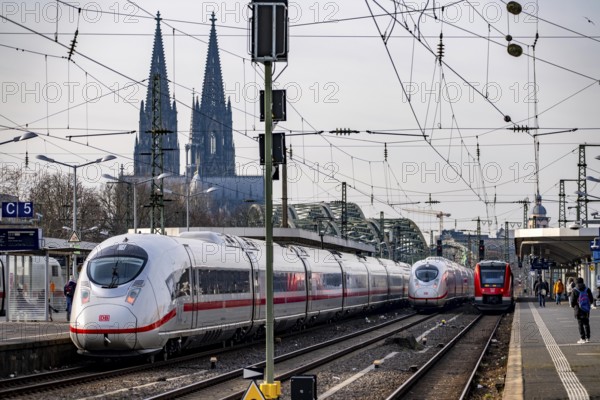 ICE long-distance train and regional trains at Cologne-Messe/Deutz station, 2nd largest station in Cologne, transfer station between long-distance and local transport, exhibition station, 8 platform tracks, Cologne Cathedral, North Rhine-Westphalia, Germany
