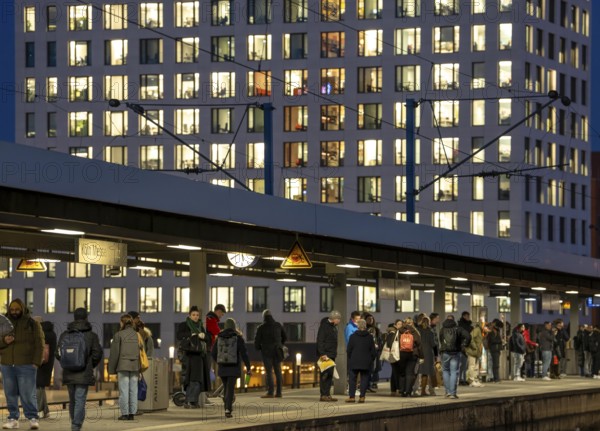 Passengers on the platform, Cologne-Messe/Deutz station, 2nd largest train station in Cologne, transfer station between long-distance and local transport, exhibition station, 8 platform tracks, office building, North Rhine-Westphalia, Germany