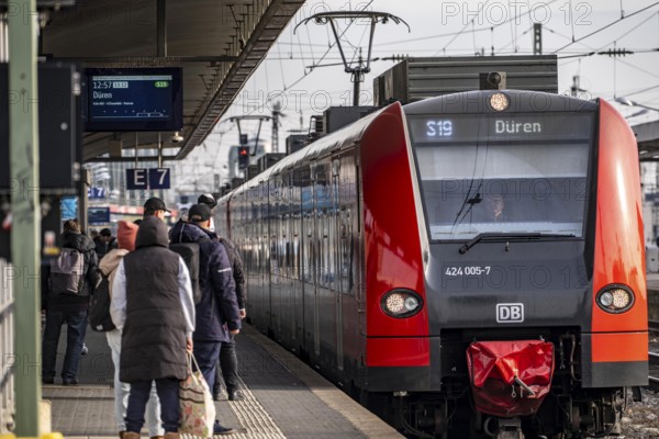 Passengers on the platform, regional train at Cologne-Messe/Deutz station, 2nd largest train station in Cologne, transfer station between long-distance and local transport, exhibition station, 8 platform tracks, North Rhine-Westphalia, Germany
