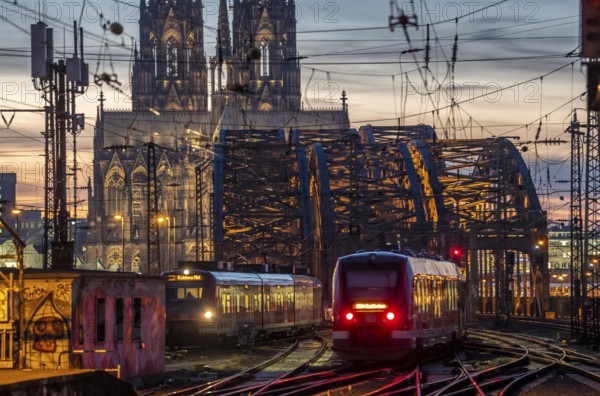 Rail track in front of Cologne Central Station, Hohenzollern Bridge across the Rhine, regional trains, in front of the railway bridge, Cologne Cathedral, North Rhine-Westphalia, Germany