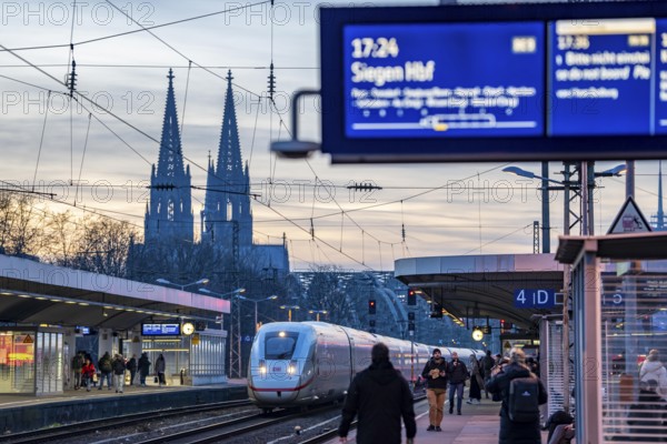 ICE long-distance train at Cologne-Messe/Deutz station, 2nd largest station in Cologne, transfer station between long-distance and local traffic, exhibition station, 8 platform tracks, Cologne Cathedral, North Rhine-Westphalia, Germany