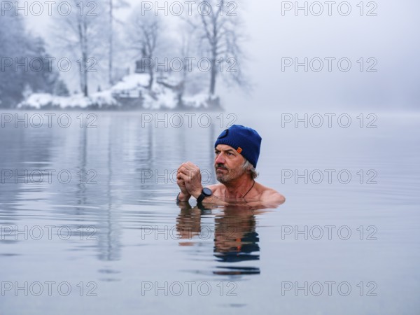 Man with cap, 55, ice bathing, including winter bathing in Königssee, Schönau am Königssee, Berchtesgadener Land, Upper Bavaria, Bavaria, Germany