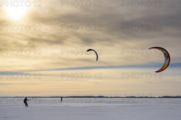 Skating on the ice of Lake Dümmer, ice skating on winter Dümmer, Eickhöpen, Lembruch, Lower Saxony, Germany