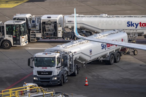 Refueling an aircraft after landing, in front of takeoff, air fuel, kerosene, Skytanking tank truck at the parking position, at the terminal, gate, at the Cologne/Bonn airport, CGN, North Rhine-Westphalia, Germany