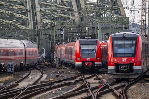 Railway in front of Cologne Central Station, Hohenzollern Bridge across the Rhine, ICE long-distance trains and regional trains, S-Bahn, in front of the railway bridge, Cologne, North Rhine-Westphalia, Germany