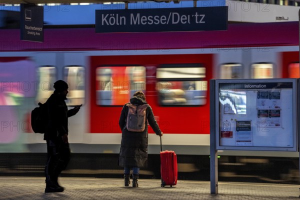 Passengers on the platform, S-Bahn train, Cologne-Messe/Deutz station, 2nd largest train station in Cologne, transfer station between long-distance and local transport, exhibition station, 8 platform tracks, North Rhine-Westphalia, Germany