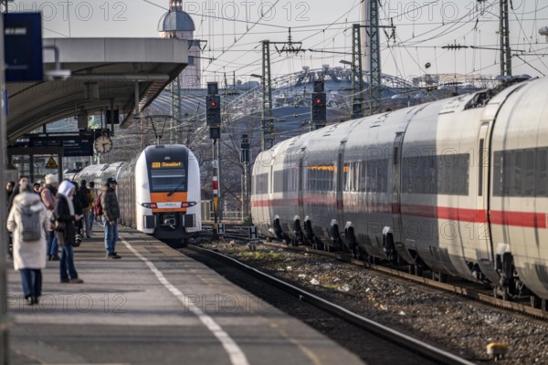 Long-distance train and regional train at Cologne-Messe/Deutz station, 2nd largest station in Cologne, transfer station between long-distance and local transport, exhibition station, 8 platform tracks, North Rhine-Westphalia, Germany