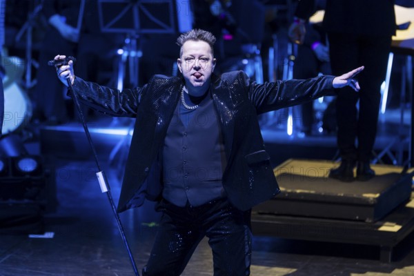 Sebastian Krumbiegel, singer of Die Prinzen live on Symphonica Tour together with the Thüringen Philharmonie Gotha-Eisenach conducted by conductor Christian Dellacher in Berlin's Friedrichstadtpalast on 19.01.2026