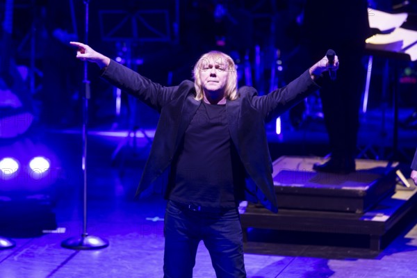 Tobias Künzel, singer of Die Prinzen live on Symphonica Tour together with the Thüringen Philharmonie Gotha-Eisenach conducted by conductor Christian Dellacher in Berlin's Friedrichstadtpalast on 19.01.2026