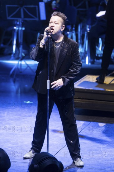 Sebastian Krumbiegel, singer of Die Prinzen live on Symphonica Tour together with the Thüringen Philharmonie Gotha-Eisenach conducted by conductor Christian Dellacher in Berlin's Friedrichstadtpalast on 19.01.2026