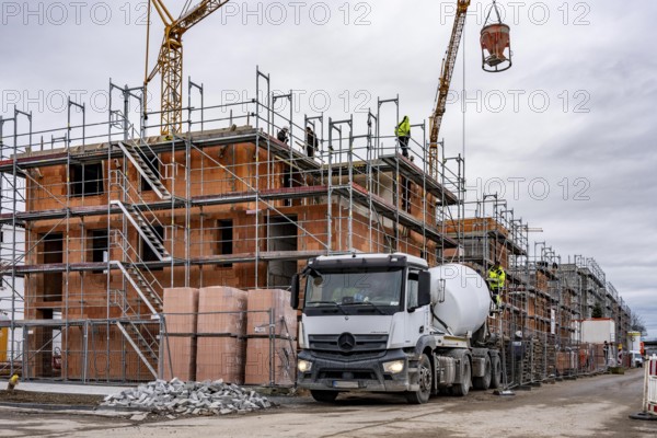 New development area Am alten Angerbach in Duisburg-Huckingen, on approx. 17 hectares, 300 new residential units, apartments and houses were built in 5 years, as well as a daycare center, construction site of the last major project, favorite center, with 35 condominiums and 8 semi-detached houses