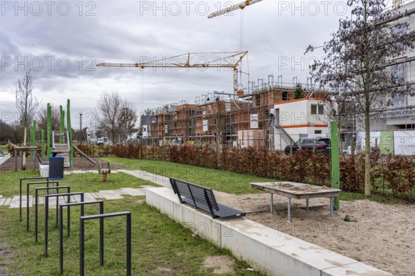 New development area Am alten Angerbach in Duisburg-Huckingen, on approx. 17 hectares, 300 new residential units, apartments and houses were built in 5 years, as well as a daycare center, construction site of the last major project, favorite center, with 35 condominiums and 8 semi-detached houses, public playground