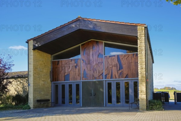 Exhibition hall in the cemetery of Großengstingen, art in the building by Anton Geiselhart, artist, entrance area, art in public space, high plateau above the Albtrauf, Großengstingen, municipality of Engstingen, district of Reutlingen, Swabian Alb, Baden-Württemberg, Germany