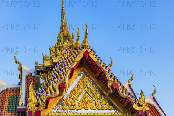 Wat Yannawa, Buddhist temple, overlapping roofs with curved chofas and Chedi temple tower, Bangkok, Thailand's metropolis, Thailand