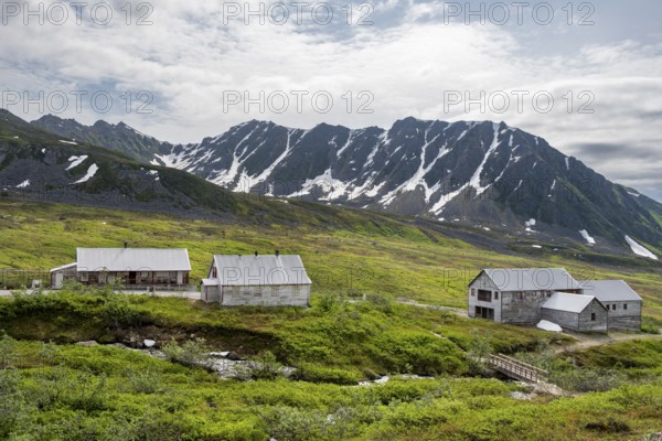 Building of the former Gold Mine Independence Mine in mountainous landscape, Independence Mine State Historical Park, Hatcher Pass, Talkeetna Mountains, Alaska, USA