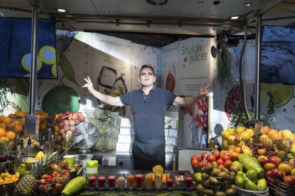 A seller presents his product at the Green Week at the exhibition center in Berlin on 16.01.2026. The Agricultural and Food Industry Fair will take place from January 16-25, 2026