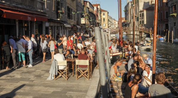Bàcaria Al Timon, small pub, here you drink wine or spritz and eat the cicchetti Veneziani, tapas, here you also sit the boats in front of the Bàcaria, Venice, Italy