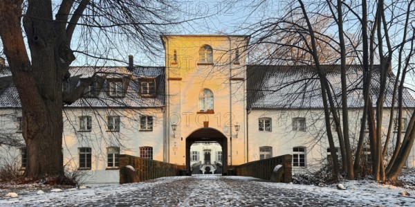 The bailey of Lauersfort Castle in winter, Moers, Wesel district, Lower Rhine, North Rhine-Westphalia, Germany