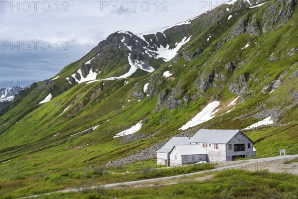 Kitchen building of the former Gold Mine Independence Mine in mountainous landscape, Independence Mine State Historical Park, Hatcher Pass, Talkeetna Mountains, Alaska, USA