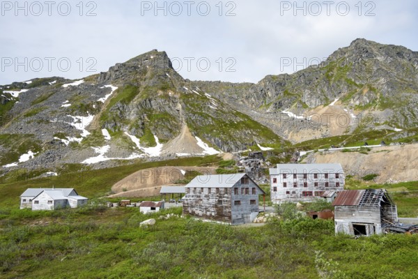 Building of the former Gold Mine Independence Mine in mountainous landscape, Independence Mine State Historical Park, Hatcher Pass, Talkeetna Mountains, Alaska, USA