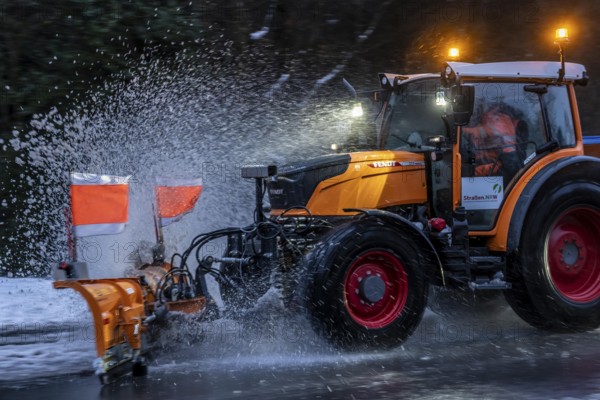 Winter service, spreader and snow plough in use, clears snow and slush from a regional road, Bergisches Land, near Marienheide, North Rhine-Westphalia, Germany
