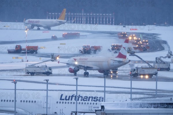 The onset of winter in North Rhine-Westphalia, flight operations are maintained at Düsseldorf airport with great effort, the taxiways, aircraft are de-iced in front of takeoff, North Rhine-Westphalia, Germany